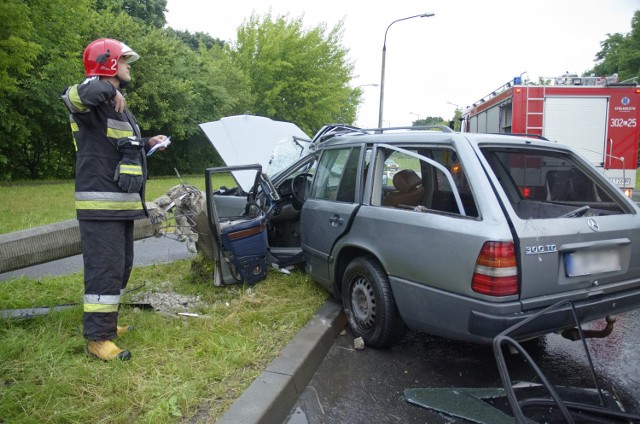 Ul. Wrotkowska: Kierowca mercedesa uderzył w latarnię