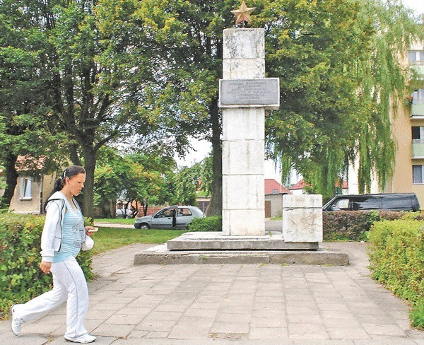 Pomnik poświęcony żołnierzom Armii Radzieckiej. Tablica i gwiazda mają być przeniesione na cmentarz. 