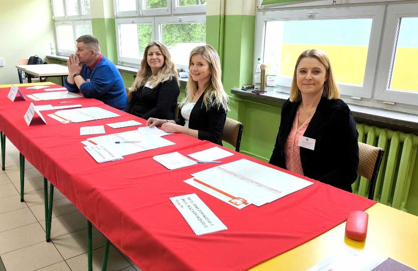 Wybory samorządowe 2024. Zobacz zdjęcia z głosowania w Szkole Podstawowej nr 4 w Tarnobrzegu