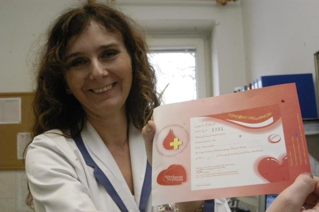 Iwona Rajca-Biernacka z opolskiego RCKiK pokazuje certyfikat upoważniający krwiodawców do 10-procentowej zniżki w aptekach.
