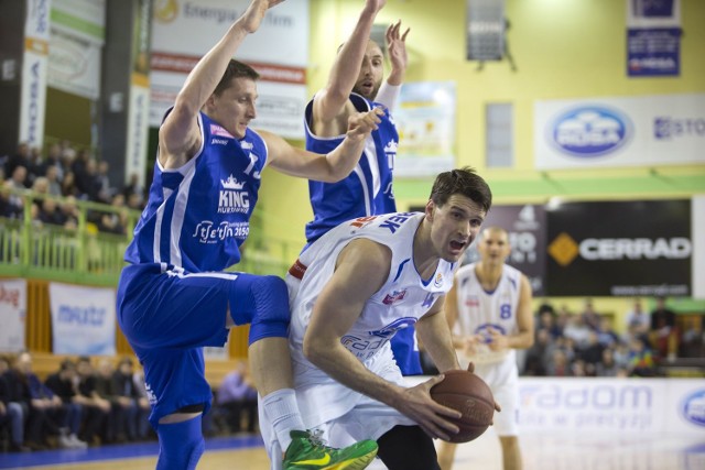 Koszykarze Rosy Radom (z piłką John Turek) zagrają z Energą Czarnymi Słupsk o brązowy medal mistrzostw Polski.