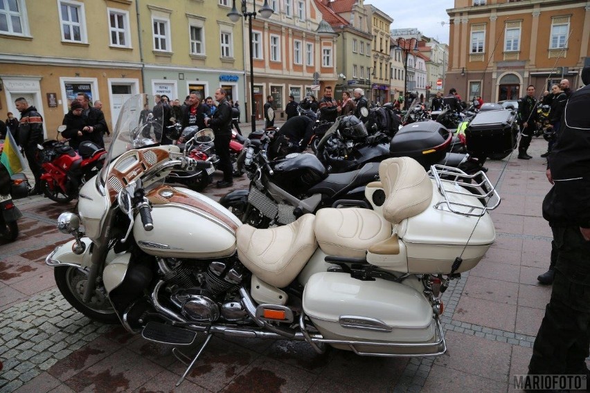 Wielkanocne "jajeczko" motocyklistów na opolskim Rynku.