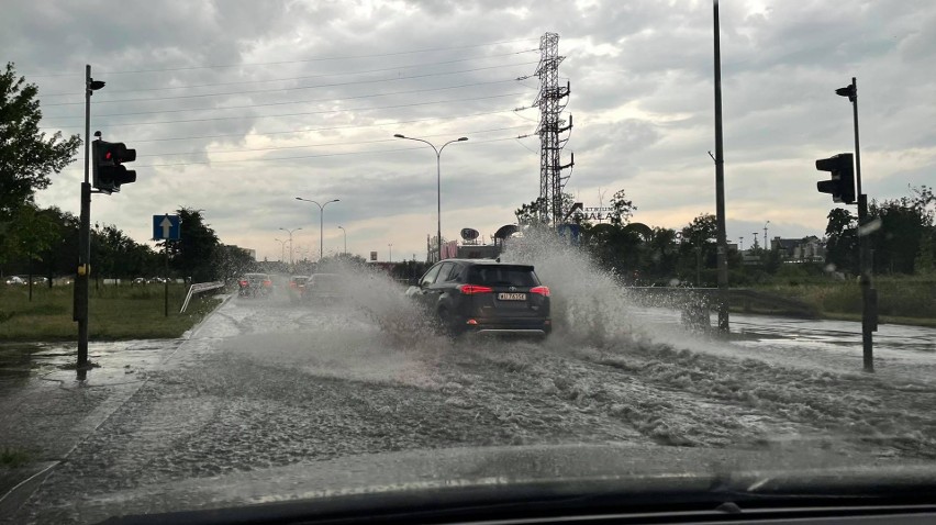 Burza w Białymstoku 25.06.2021. Ulewa przeszła przez...