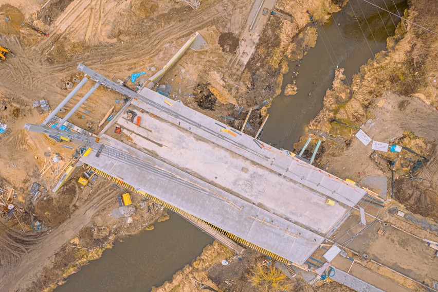 Budowa nowego mostu na Bystrzycy na ostatniej prostej. Niedługo nim pojedziemy! [ZDJĘCIA Z DRONA]