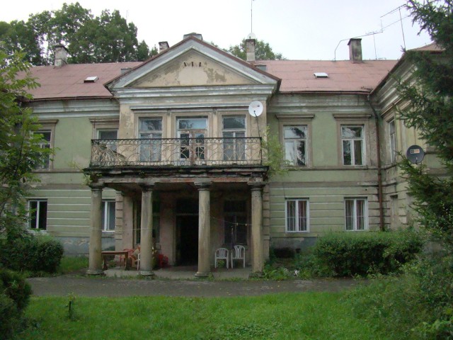 Klasycystyczny pałac z I połowy XIX w., dziś w ruinie. W 1923 r. negocjowano tutaj porozumienie partii prawicowych i PSL Piasta (tzw. pakt lanckoroński), które pozwoliło powołać rząd Wincentego Witosa
