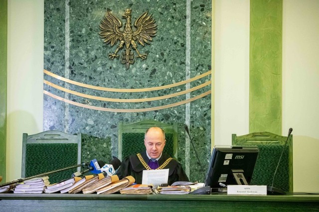 -  Trzeba mieć naprawdę bujną wyobraźnię, żeby dopatrzeć się w zachowaniu oskarżonego umyślnego działania zmierzającego do wyrządzenia policjantom jakiejkolwiek krzywdy - mówił w uzasadnieniu wyroku sędzia Krzysztof Kozłowski.