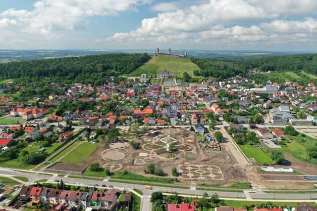 6,5 miliona złotych kosztuje budowa paru miejskiego w Chęcinach. Obiekt powstaje na blisko dwuhektarowej działce w centrum miasta, konstruowane są place zabaw, siłownia zewnętrzna, skatepark, altana, oczko wodne, fontanna, alejki i ławeczki - wszystko monitorowane i bezpieczne. Będzie to pełne zieleni miejsce do wypoczynku, rekreacji i zabawy dla mieszkańców i turystów. Budowa, najnowszej wizytówki gminy Chęciny zakończy się we wrześniu. Zobaczcie zdjęcia z drona oraz wizualizacje>>>