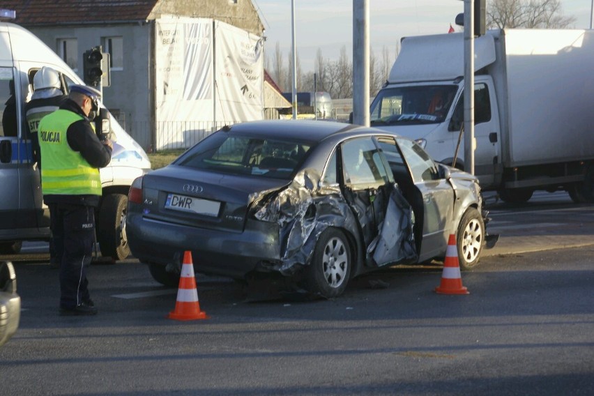 Wypadek na zjeździe z AOW. Audi uderzyło w słup (ZDJĘCIA)