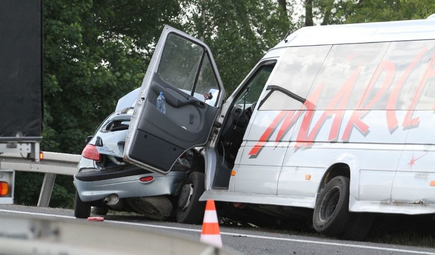 Zderzenie busa pasażerskiego z peugeotem w Tarnowskiej Woli. Dwie osoby ranne! [ZDJĘCIA]