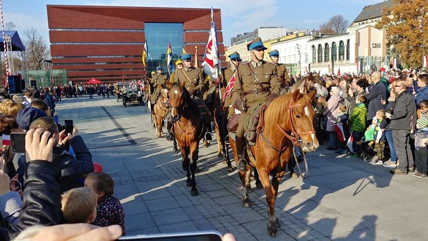 Radosna Parada Niepodległości przeszła przez Wrocław [ZDJĘCIA]