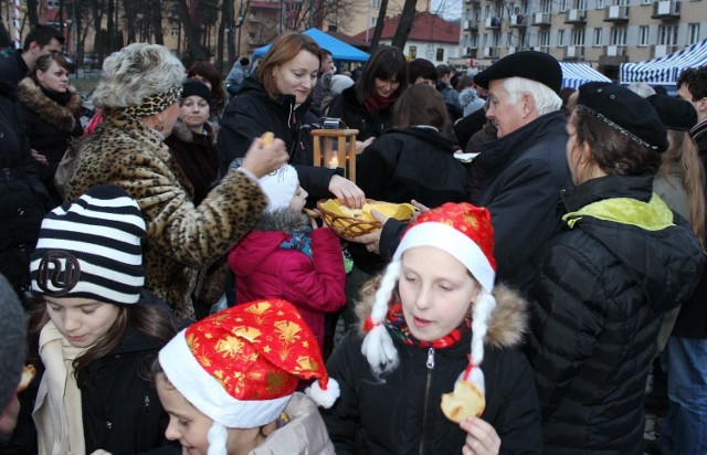 Burmistrz przyjął Betlejemskiej Światełko Pokoju i rozdawał mieszkańcom podpłomyki.