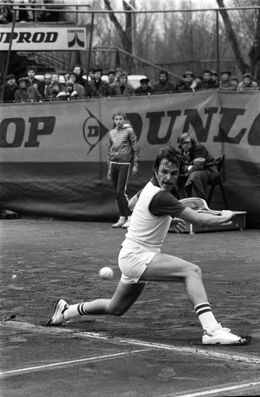 Rok 1975. Wojciech Fibak podczas jednego z tenisowych...