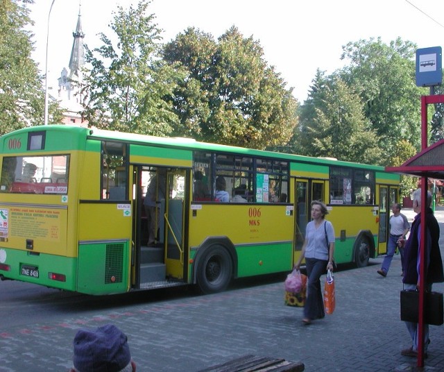 Na miejskich przystankach zatrzymują się autobusy MKS i Monisu. – Monis chciałby nam za to płacić od 6 do 12 gr. To niepoważna propozycja - mówi prezes MKS Piotr Chęciek. Fot. Paulina Sroka