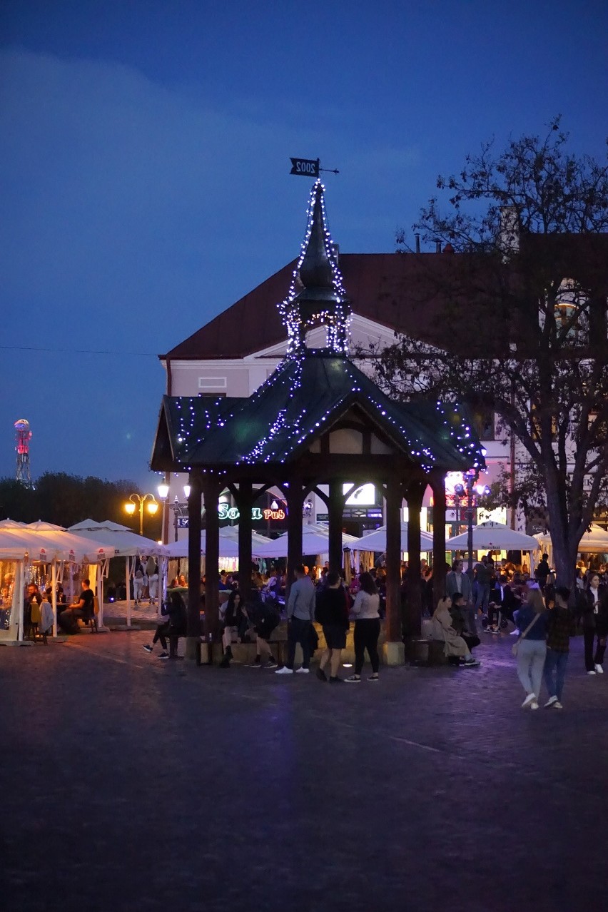 Do Rzeszowa wróciło nocne życie. Tłumy w pierwszy dzień po otwarciu ogródków piwnych na Rynku. Zobacz zdjęcia