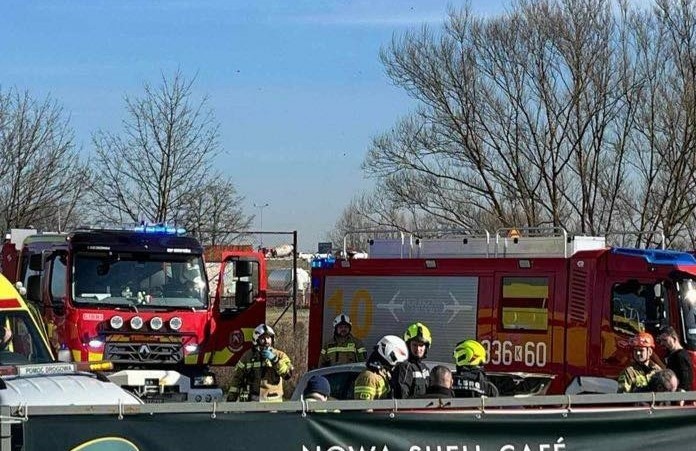 Wypadek pod Krakowem. Zderzenie dwóch samochodów osobowych. Są osoby poszkodowane. Wezwano pogotowie lotnicze