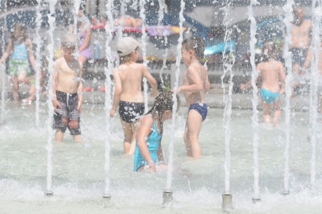 2014.06.08. zielona gora plac bohaterow  miejska fontanna pogoda upal skwar goraczka wysokie temperatury wysoka temperatura fot. mariusz kapala / gazeta lubuska