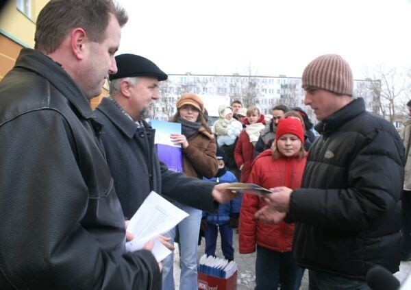 Klucze do mieszkań wręczali wczoraj prezydent Jan Dziubiński i prezes Towarzystwa Budownictwa Społecznego Wojciech Brzezowski.