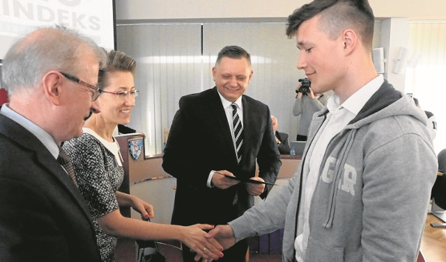 Zwycięzcą tegorocznego „Biegu po Indeks” Politechniki Koszalińskiej jest Bartosz Kuncer z Gdańskiego Liceum Autonomicznego  (na zdjęciu odbiera  gratulacje). Drugie miejsce zajęła  Marta Furmaniak też z GLA.