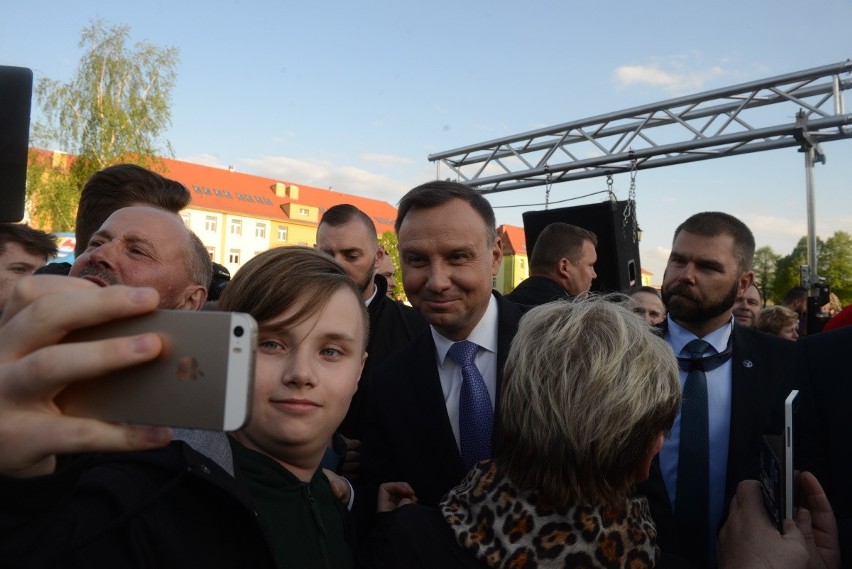 Prezydent Andrzej Duda w Krośnie Odrzańskim. Każdy mógł sobie zrobić z głową państwa „selfie” [ZDJĘCIA]