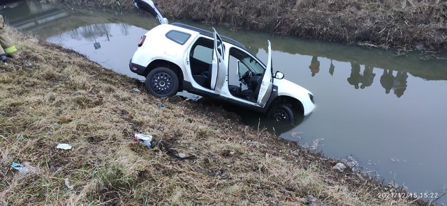 Samochód osobowy wypadł do rzeki Drwinki, kierowca został uwięziony w pojeździe. Do wypadku doszło 15 grudnia 2021 na ul. Targowej w Niepołomicach