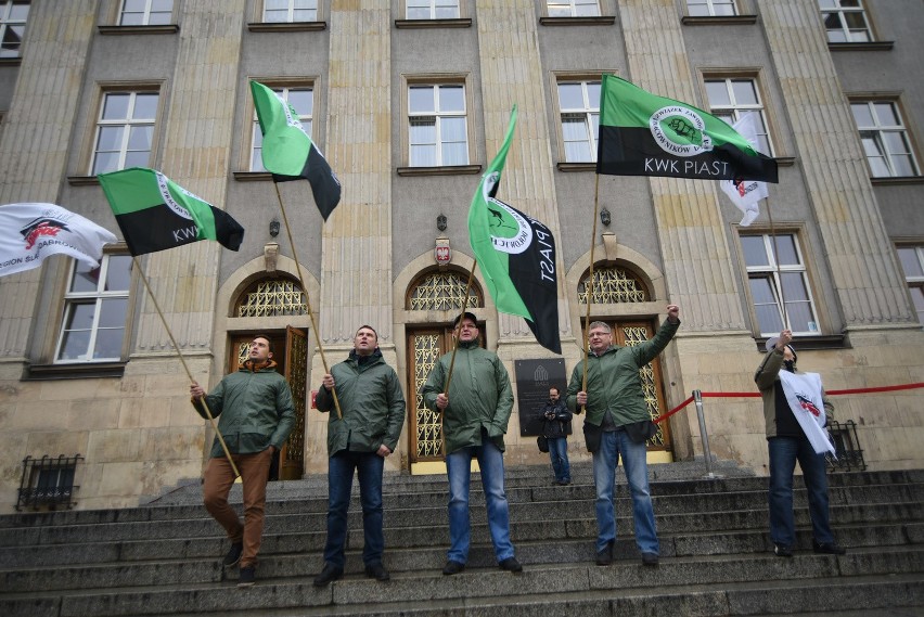 Strajk na Śląsku: pikieta przed urzędem wojewódzkim