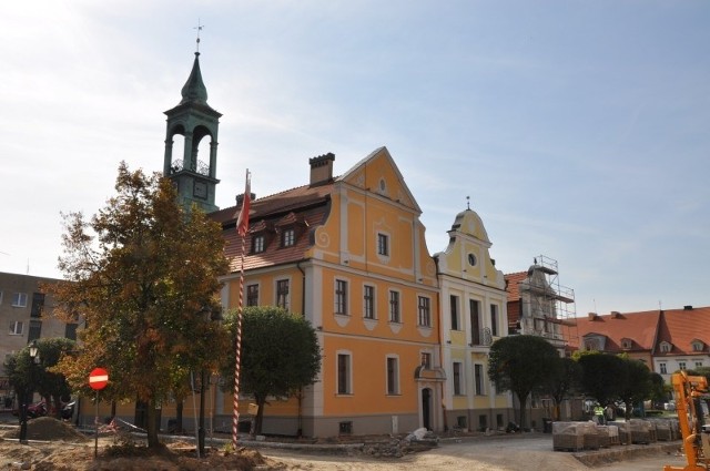 Po zdjęciu rusztowania z dwóch części zabytkowego budynku widać, jak będą wyglądały z odświeżoną elewacją Ratusz z dwoma przylegającymi kamieniczkami.