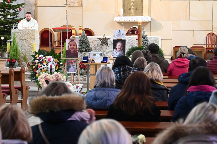 Wzruszające pożegnanie trzyletniej Tosi Czarneckiej z Kielc. Było mnóstwo kolorowych kwiatów