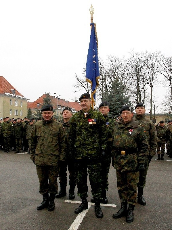 Tuż po przekazaniu sztandaru generał broni Rainer Korff - odchodzący dowódca i generał dywizji Bogusław Samol, nowy dowódca. W środku generał Peter Bartram, szef obrony Danii.