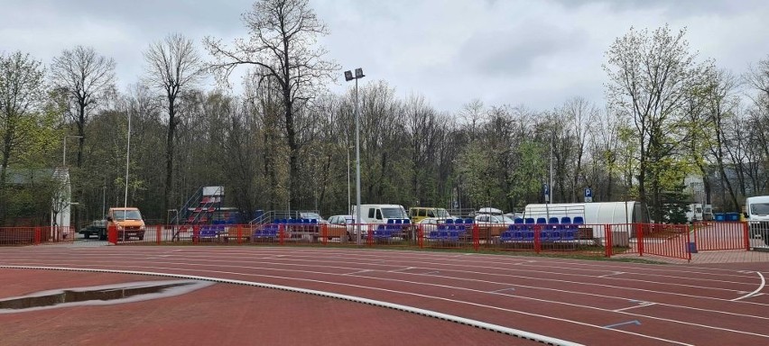 Białystok. Nowe ogrodzenie wokół bieżni stadionu lekkoatletycznego