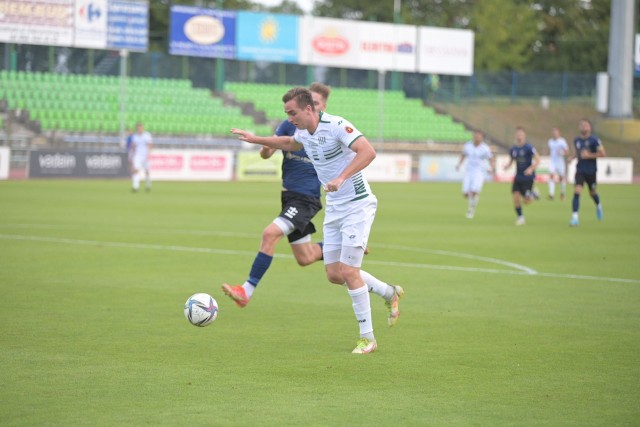 Patryk Winsztal (na biało) strzelił dla Olimpii już 5 goli. Jest nie tylko najskuteczniejszym piłkarzem ekipy z Grudziądza, ale także II grupy III ligi.