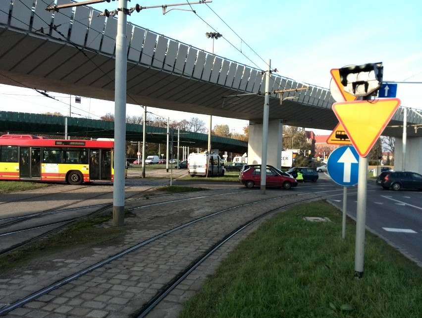 Wrocław: Wypadek na pl. Społecznym. Zderzyły się dwa auta osobowe i samochód dostawczy (FOTO)