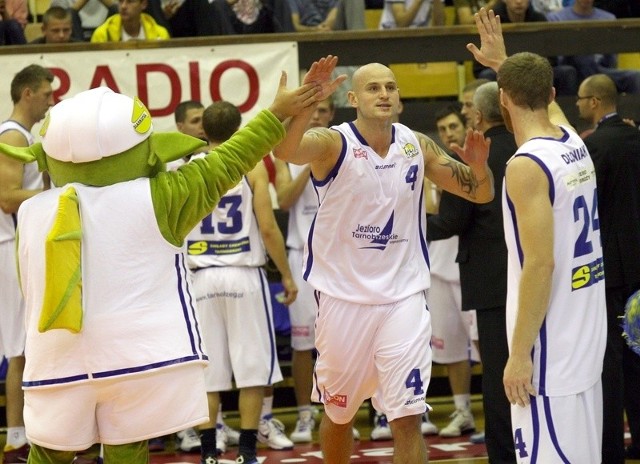 Koszykarzy Jeziora Tarnobrzeg (z nr 4 Daniel Wall, z nr 24 Jakub Dłoniak) czeka dalsza rywalizacja w rozgrywkach Intermarche Basket Cup.