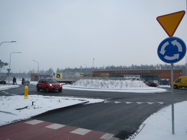 Tak oznakowany jest każdy wjazd na rondo przy stacji Bydgoszcz Leśna. Tylko jak należy sygnalizować jazdę po rondzie? Zdania są rozbieżne.