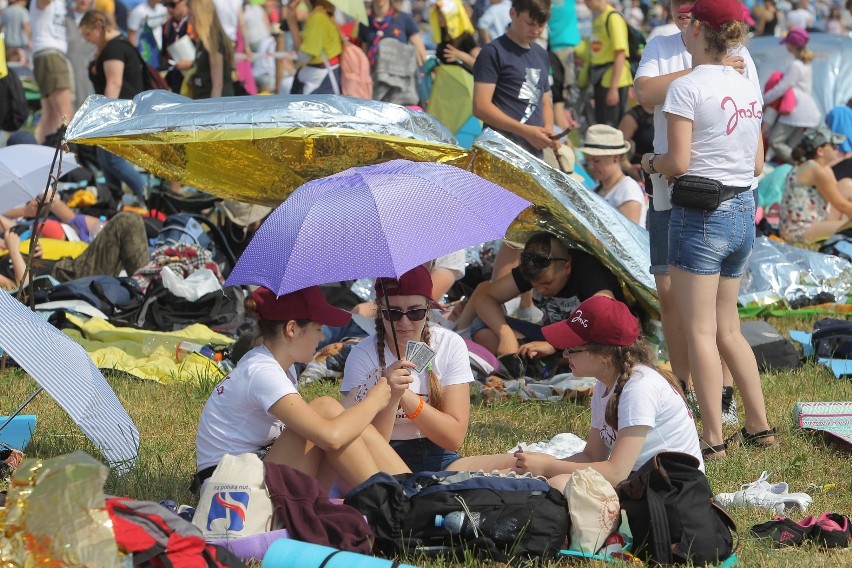 Lednica 2018. Tysiące młodych osób na Polach Lednickich....