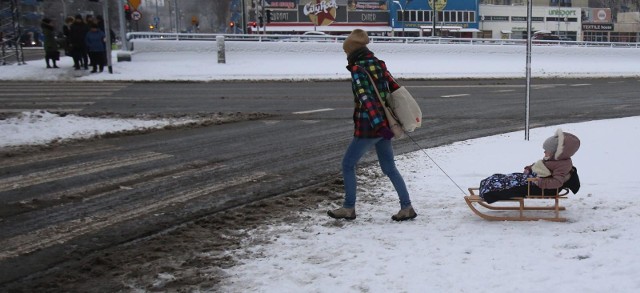 Pogoda na grudzień 2020. Już wkrótce niemal w całej Polsce może zrobić się biało. Według najnowszych prognoz możemy spodziewać się opadów śniegu. Kierowcy muszą przygotować się na trudne warunki na drogach.Jaka będzie pogoda w najbliższych dniach? Kiedy spadnie śnieg? Czytaj na kolejnych stronach ---->