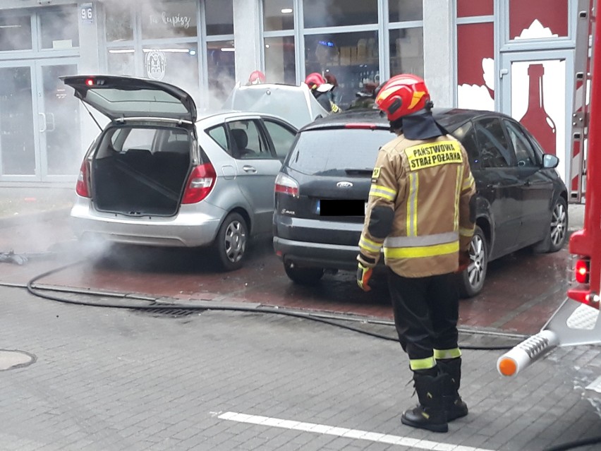 Pożar mercedesa w Stargardzie. Tuż obok zaparkowany był ford