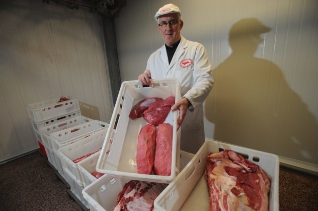 - Dostawców mam pewnych, nie boję się kontroli - mówi Ryszard Mroczek, właściciel Zakładu Przetwórstwa Mięsnego w Tarnowie Opolskim.