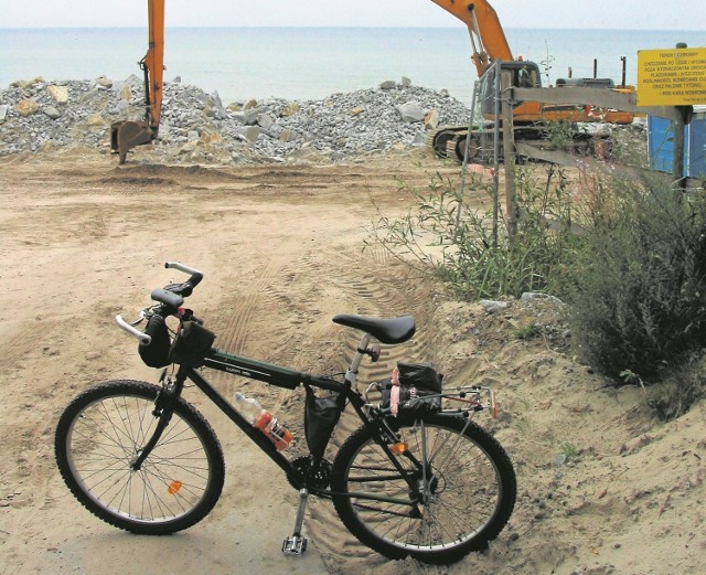 Żurawie pierzaste szykują się do odlotu, a te mechaniczno - hydrauliczne pewnie przezimują na usteckiej plaży.