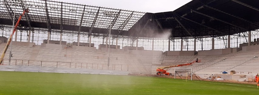 Groundsmani zabrali się już za murawę i zmienianie kierunków...