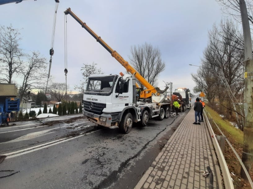 Dwa dźwigi wyciągały z rowu betoniarkę. Droga w Siechnicach pod Wrocławiem zamknięta, ogromne korki na Opolskiej [ZDJĘCIA]