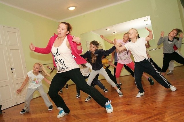 Na zdjęciu: Marika z grupą Top Freak Crew Junior ćwiczy w sali lipnowskiego Miejskiego Centrum Kultury. 