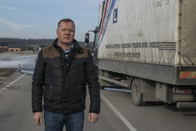 - Na płycie poślizgowej w ciągu godziny jednocześnie może się szkolić sześciu kierowców - podkreśla Wiesław Barański, właściciel Ośrodka Doskonalenia Techniki Jazdy „Automix” z Sudołu koło Jędrzejowa.