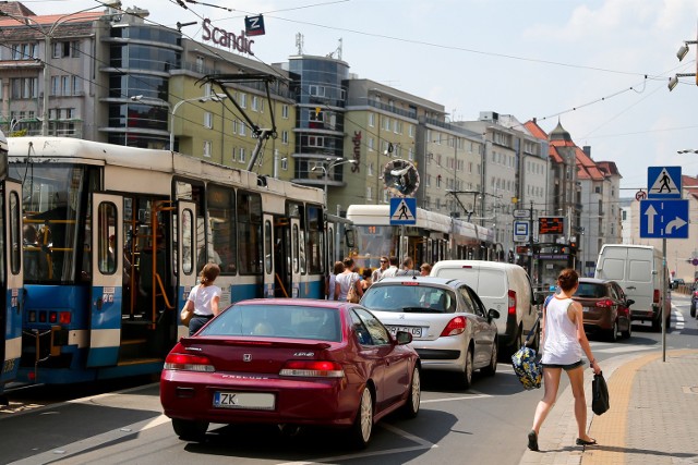 Przystanek wiedeński na ul. Piłsudskiego. Kierowcy nie zważają na wysiadających z tramwaju. Łatwo w tym miejscu o wypadek