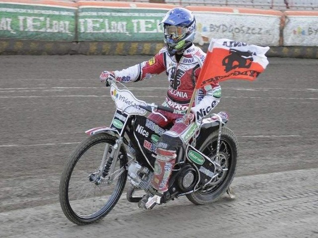 Kibice, którzy kupią karnet otrzymają prezent. Flagę, jaką żużlowcy Polonii (na zdjęciu Robert Kościecha) wozili po biegowych zwycięstwach w ostatnim meczu ubiegłego sezonu