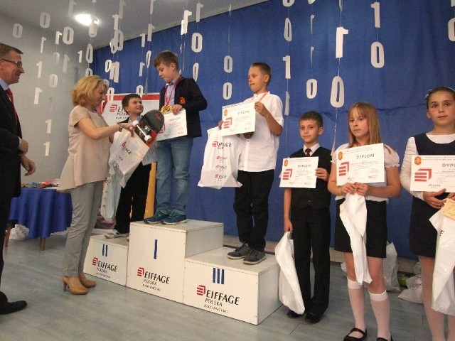 Wyróżnieni w kategorii klas IV szkół podstawowych. Jak na igrzyska przystało, zwycięzcy stanęli na podium.