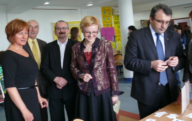Barbara Liberek (pierwsza z lewej), właścicielka Zakładu Usług Medycznych Lib-Med z Pińczowa zamierza rozszerzyć działalność swej firmy i co się z tym wiąże zwiększyć zatrudnienie.