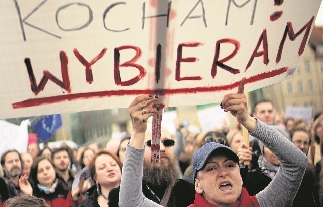 W całym kraju odbyły się liczne protesty przeciwko pomysłowi. W Poznaniu protestowano przed siedzibą PiS