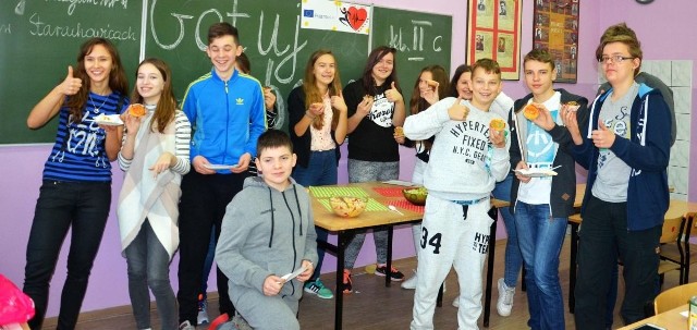 Zadowoleni uczniowie Gimnazjum numer 4 w Starachowicach, po degustacji zrobionych przez siebie potraw