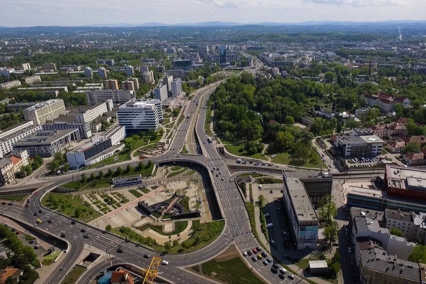 Kraków. Gigantyczny dźwig przy szkieletorze [ZDJĘCIA Z DRONA]