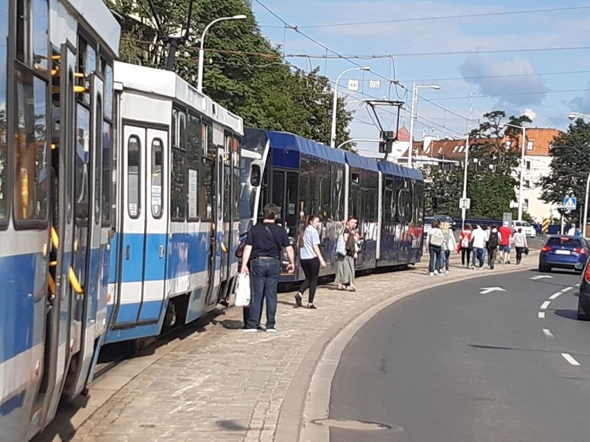 Kłopoty pasażerów MPK jadących w stronę Sępolna. Awaria przed mostem Szczytnickim (ZDJĘCIA)